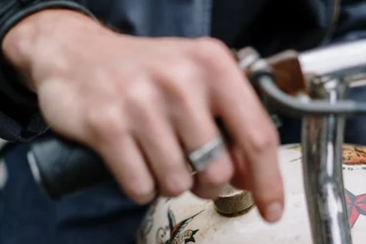 ilustrasi pengendara motor