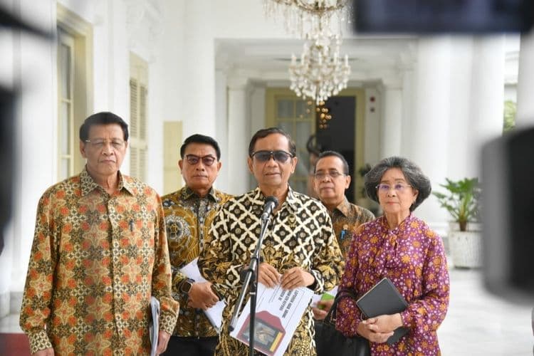 mahfud md saat umumkan lima pahlawan nasional baru