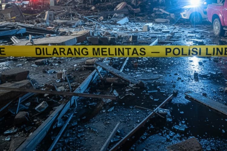 Ilustrasi ledakan gedung dipasangi garis polisi.