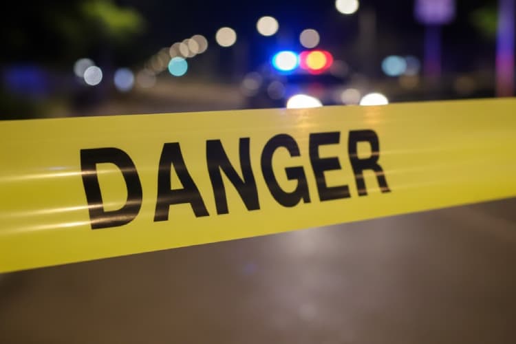 Ilustrasi garis kuning tanda berbahaya.