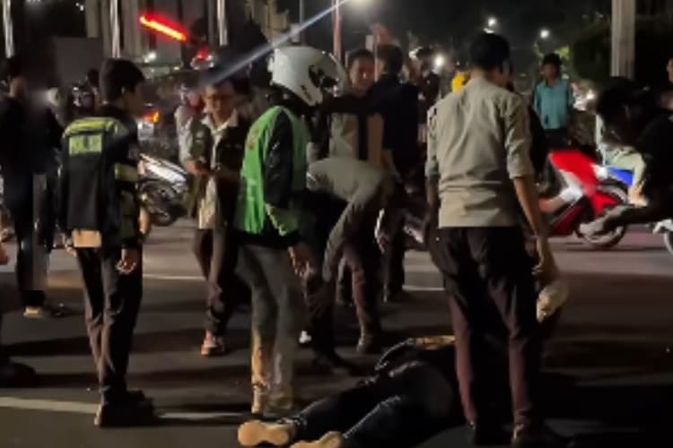 Kecelakaan lalu lintas melibatkan bus Biskita Transpakuan dan sebuah sepeda motor terjadi di Bogor, Senin malam (13/10/2025). (Tangkapan layar Instagram @metrobogor_)