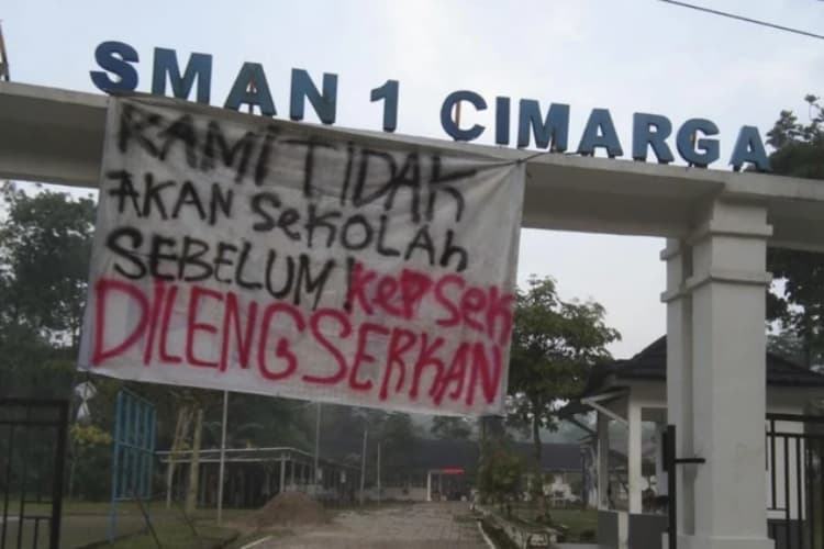 Spanduk siswa beruliskan "Kami Tidak Akan Sekolah Sebelum Kepsek Dilengserkan" ada di gerbang masuk SMAN 1 Cimarga, Lebak. (Dok. Istimewa)