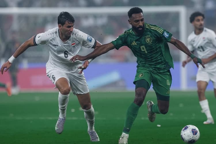 Laga Arab Saudi vs Irak pada pertandingan Grup B ronde keempat Kualifikasi Piala Dunia 2026, Selasa (14/10/2025). (Instagram @saudint)