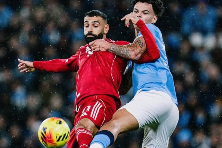 Mohamed Salah berhadapan dengan Nico O'reilly saat laga Manchester City vs Liverpool pada pekan ke-11 Liga Inggris 2025-2026 di Etihad Stadium, Minggu (9/11/2025). (Instagram @mancity)