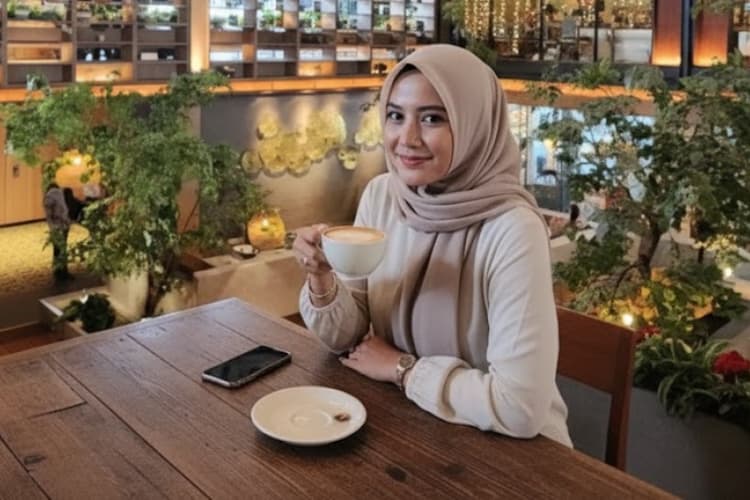 Ilustrasi ngopi santai di cafe kawasan Alam Sutera, Tangerang Selatan.