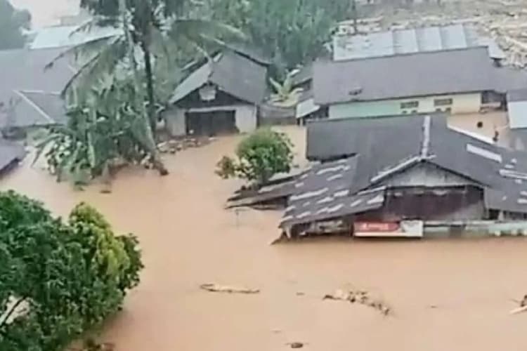 Banjir melanda daerah Sibolga mengakibatkan rumah rusak dan memakan korban jiwa. (Dok. Tangkapan layar)