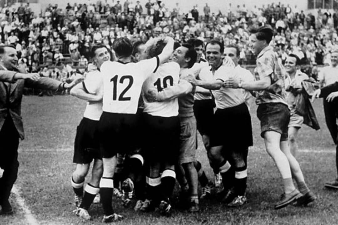 Salah satu momen yang paling diingat dalam sepak bola, The Miracle of Bern – Piala Dunia 1954. (Dok. bbc.co.uk)